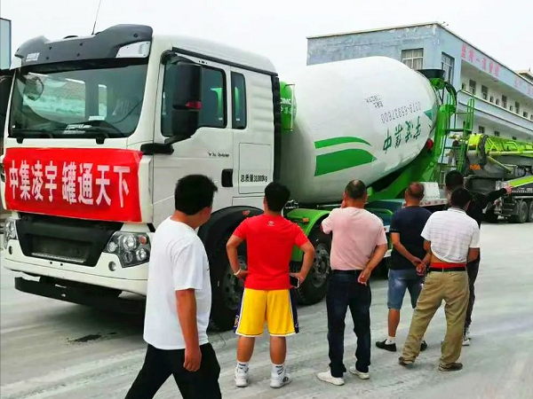 開攤啦！凌宇攪拌車“擺攤兒”湖北，客戶當(dāng)場下單！